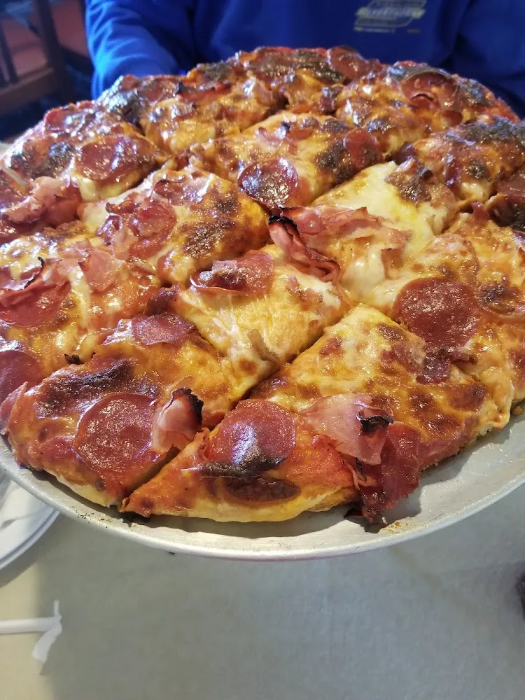 Large Deep Dish Pizza with Pepperoni Ham and Bacon